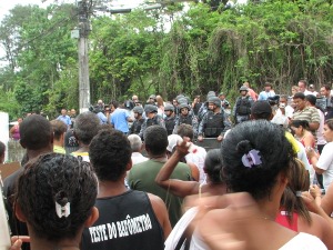 Taboinha residents gather in front of Police