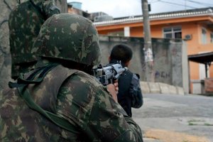 Soldiers and Police officers cover a street at Complexo do Alemão