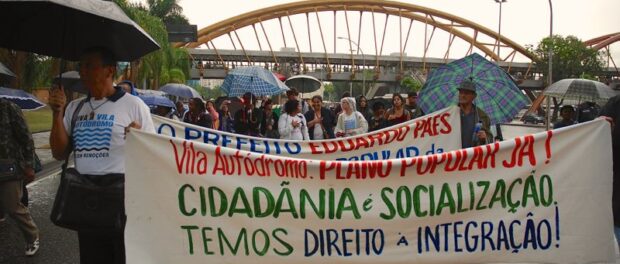 Protesters outside City Hall demanding Vila Autódromo's integration
