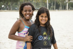 Ana Alice, 11, and her friend Raine, nine, sum up their experience: It’s good to share!