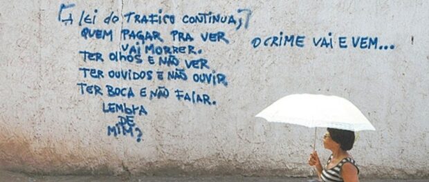 Graffiti on a wall in Caju following its occupation: “The law of drug trafficking continues. Whoever doubts this will die. Have eyes but don’t see, have ears but don’t listen, have a mouth but don’t speak.” Photo by Alexandre Vieira / Agência O Dia