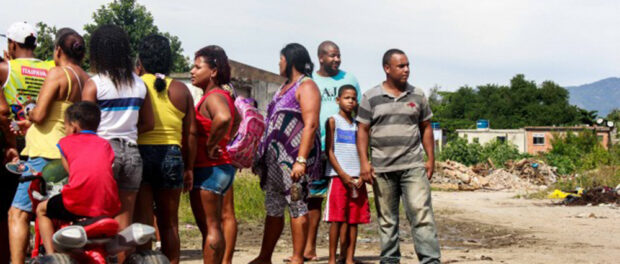 Fed-up with the situation, residents gather on the land that was their home. Photo: Betinho Casas Novas
