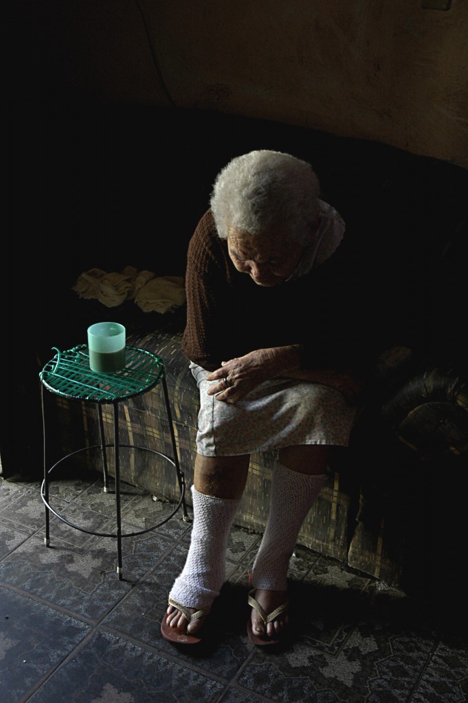 Francisco Valdean, “Iracema, Baixa do Sapateiro resident” – portrait of an elderly at home, still from Maré.