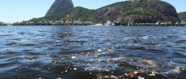 Garbage accumulates in the Guanabara Bay. Photo by Fernando Maia/UOL Mais 