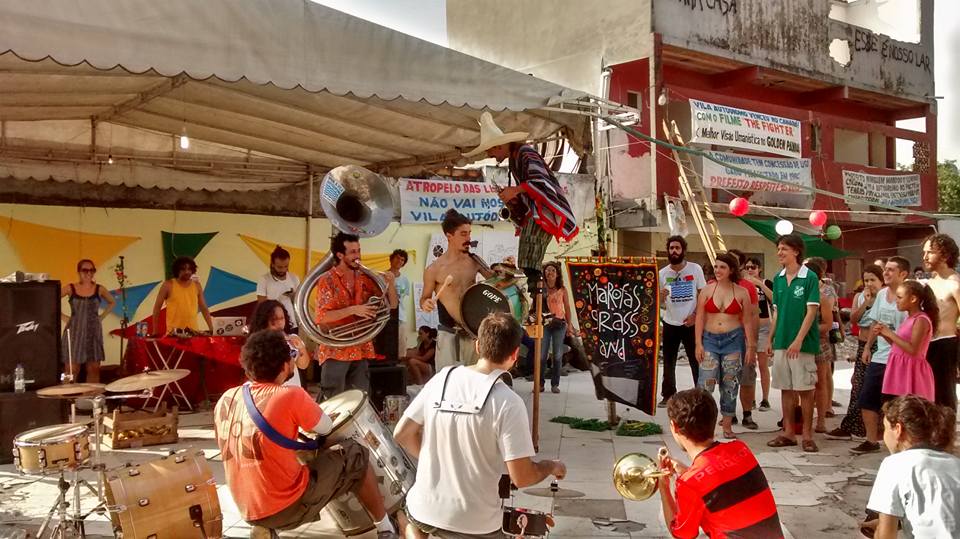 Musical performances at the #OcupaVilaAutódromo cultural festival. Photo by Juliana Kazan