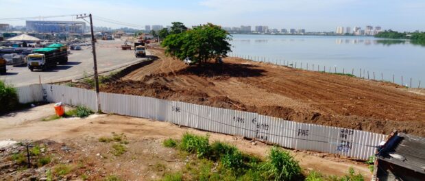 New wall blocks community access to the lagoon.