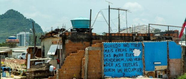 Demolitions and graffiti in Vila Autódromo