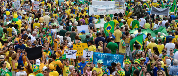 Protesters last Sunday. Photo by Tânia Rêgo/Agência Brasil