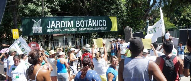 Protest outside the entrance to Jardim Botânico