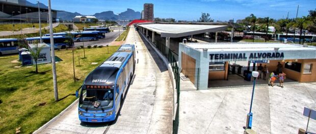 Transcarioca BRT at Alvorada Station. Photo by Blog do Planalto, 11/20/2013. 