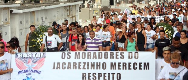 Jacarezinho residents protest at Wesley's funeral