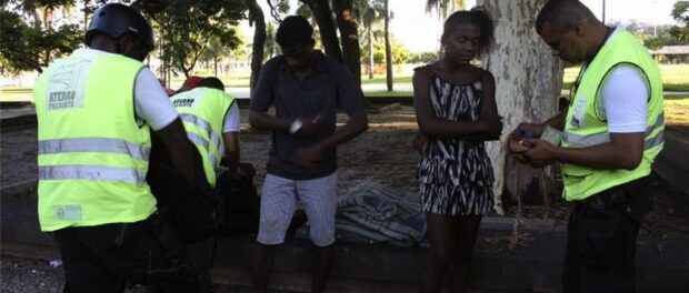 Homeless people near Flamengo are searched and questioned by security. Photo by Anne Vigna/Agencia Publica