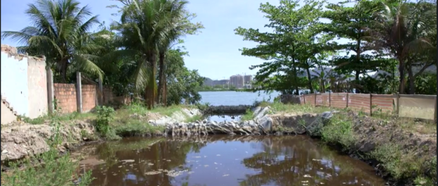 Pollution of Vila Autódromo's lake is one of Naomy's many concerns in The FIghter