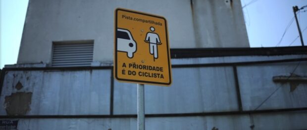 Signs indicate who has priority in the lane. Photo by Fábio Teixeira
