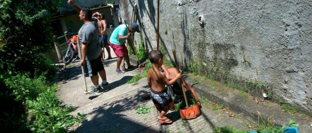 Residents of Pereira da Silva participate in a mutirão to pick up trash, weed and educate the community about Dengue. Photo courtesy of Jorge Luiz de Barros 