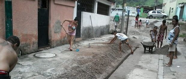 Residents of Vila Kennedy hold a mutirão to clean up after heavy rains