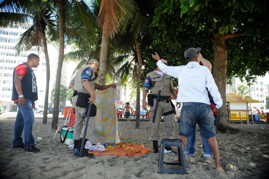 Agents remove homeless people from the beach. Photo by Tânia Rêgo/Agência Brasil
