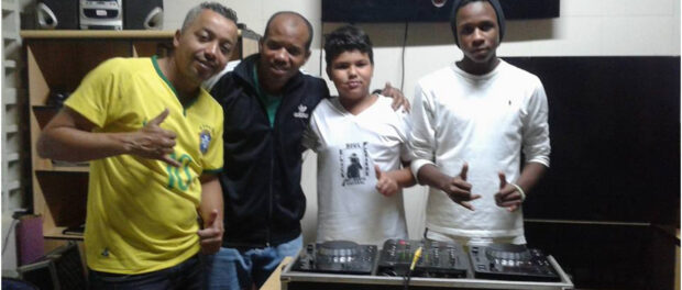 Kitinho with youth from Morro dos Macacos