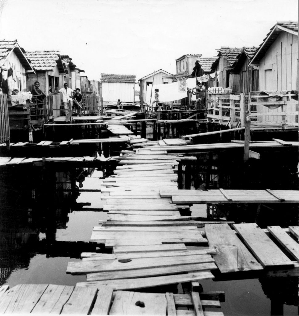 Stilt houses in Maré in the 1960s. Photo from Museu da Maré archives