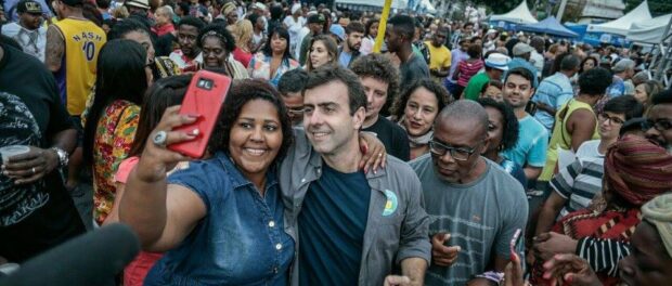 Freixo poses for selfies with members of the audience at Madureira