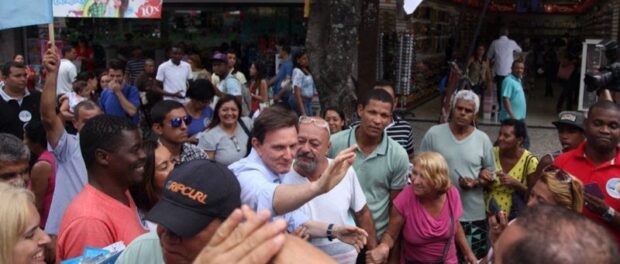Crivella visiting a favela in his 2014 campaign. Photo by UOL