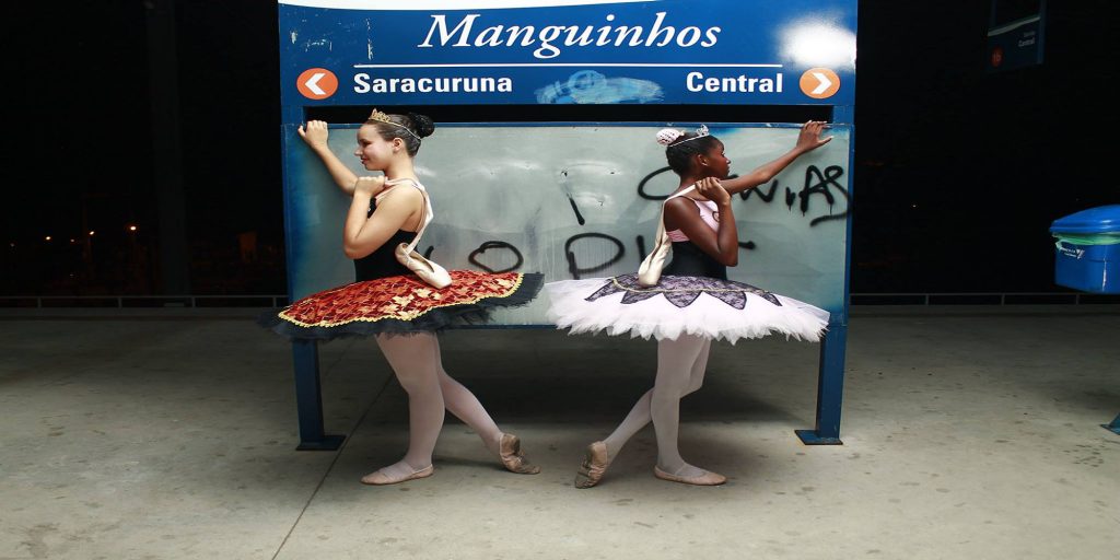Photo from the Ballet Urbano Manguinhos photography exhibition by Eric Cardoso and Ana Maria Silva