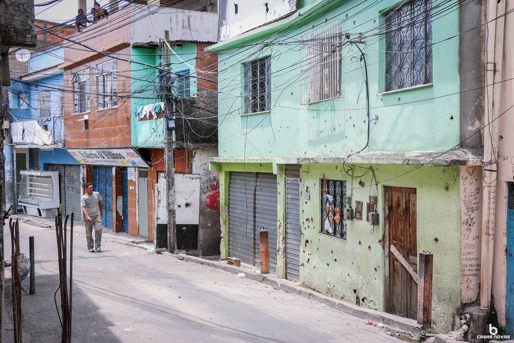 Home perforated by police bullets. Photo by Betinho Casas Novas