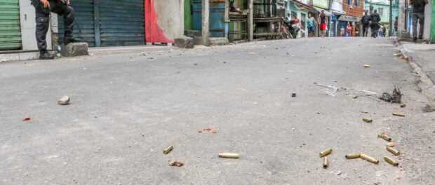 Projectiles on the ground and Military Police in the streets. Photo: Betinho Casas Novas/Voz das Comunidades Newspaper
