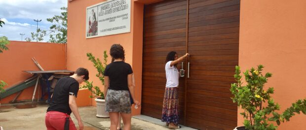 Sandra opens the São José Operário Catholic Church to receive visitors. The Church trusts residents to manage and make use of the facilities for community activities.