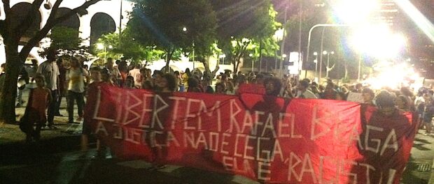 Protest arrives at Lapa arches. Photo by Maurício Campos Dos Santos.