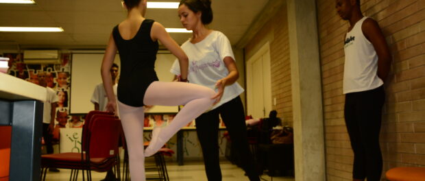 Ballet Manguinhos rehearses in the library. Photo: Ana Maria Silva and Jordana Coelho