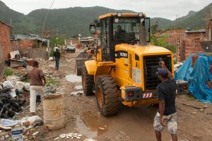 Bulldozer at Vila Taboínha