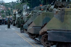 Navy tanks parked near Complexo do Alemão