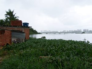 Homes at Vila Autódromo on the edge of the lake