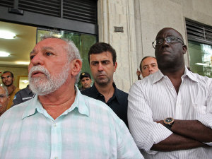 Federal Deputy Edson Santos and State Deputy Marcelo Freixo, among others, watch the demonstration