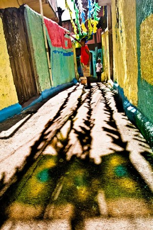 Painting walls in Jacarezinho, photo by Léo Lima