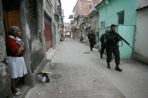 BOPE entering the Manguinhos favela, photo by Fernando Souza / Agência O Dia