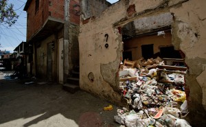 Garbage left to accumulate in Favela do Metrô, photo Marcos Michael/Folhapress