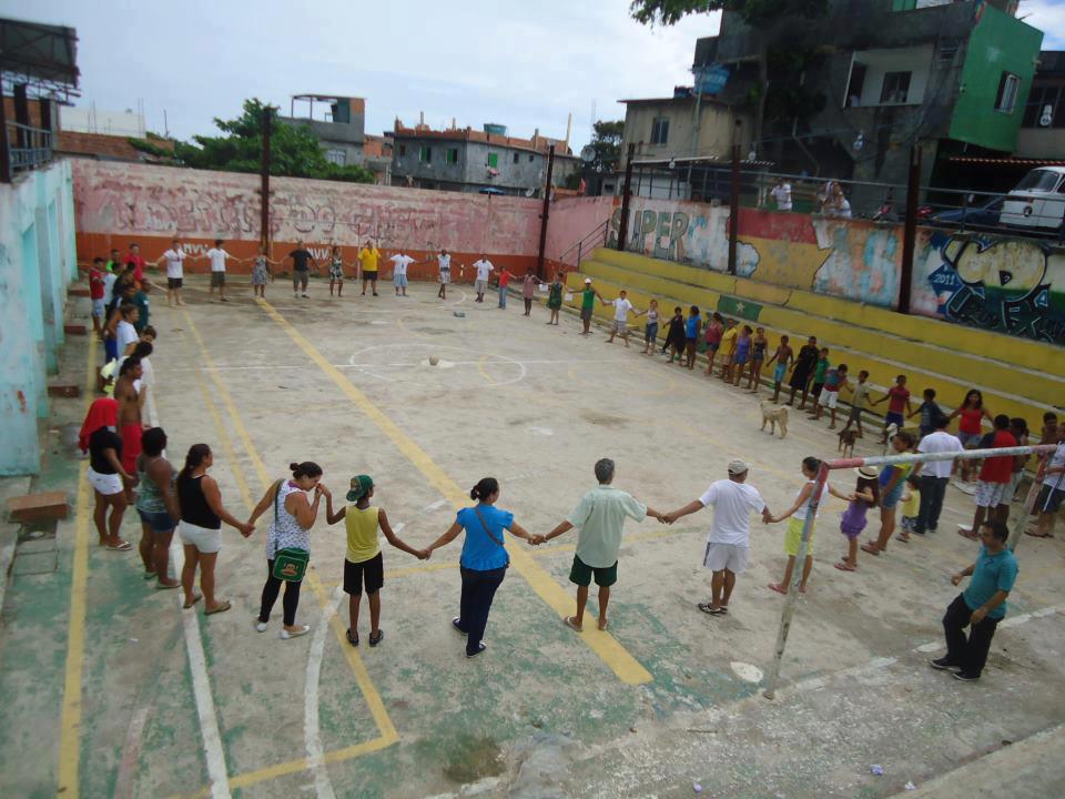 Residents 'hug' the square in Vidigal