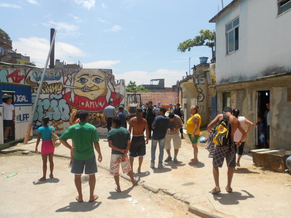 Residents block the demolition of the sports square in Vidigal