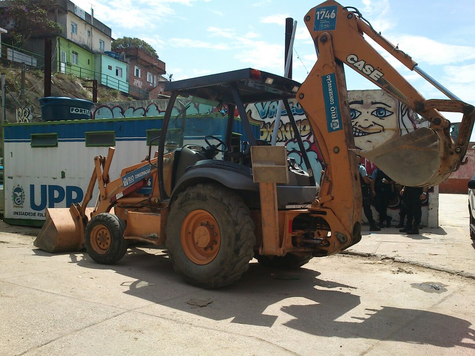 The backhoe loader arrived to demolish the playing field in Vidigal