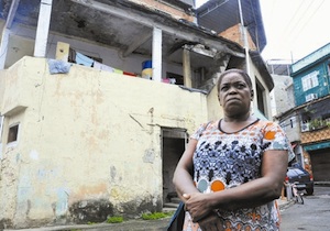 Carmélia, in front of the house she had to leave after rent doubled from R$300 to R$600. Photo: Estefan Radovicz / Agencia O Dia