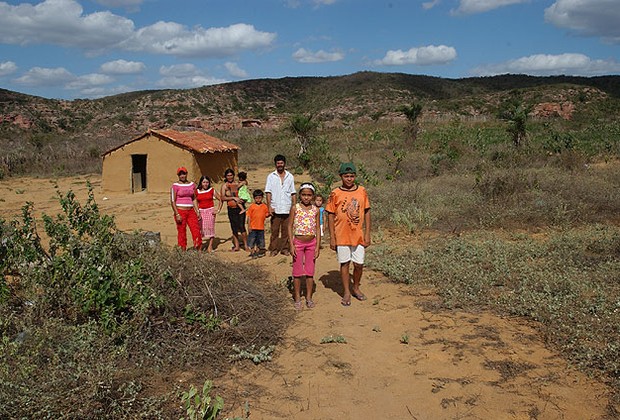 Money from "Bolsa-Família" brought the power of choice to the women of the Sertão (Photo from: Editora Globo)