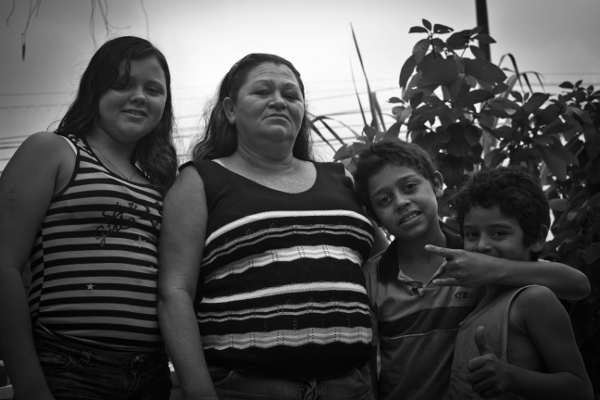 Dona Maria Evanilde and her children Franciel, Fabiano and Franciele Foto: