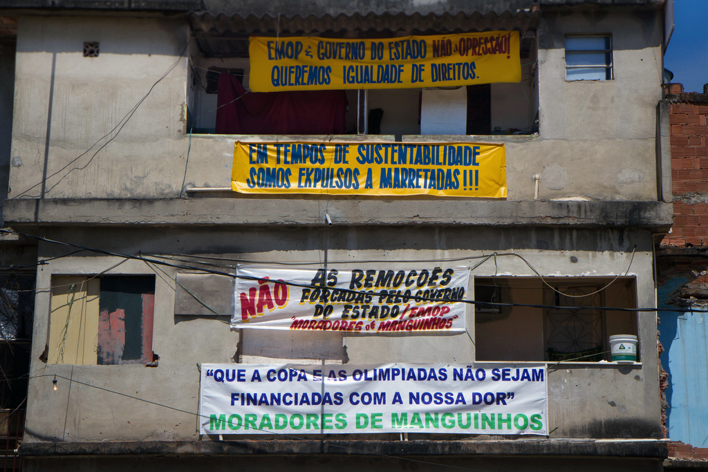 'EMOP [Public Works Company] & The State Government - No to the Oppression! We Want Equal Rights.' ; 'In Times of Sustainability, We're Expelled with Sledgehammers!!!' ; 'No to Forced Evictions by the State Government & EMOP' ; 'The World Cup and Olympics should not be financed with our pain, Residents of Manguinhos' Photo by Luiz Baltar