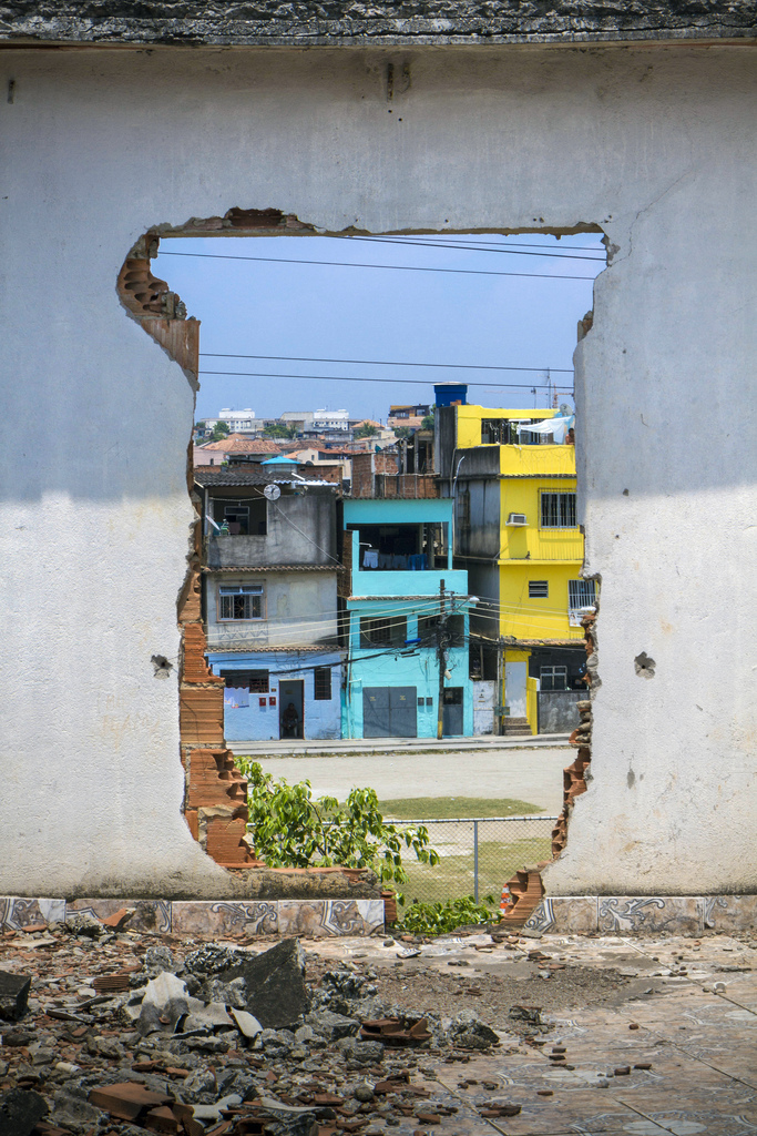 Beira Rio residents are forced to live among the rubble. Photo by Luiz Baltar