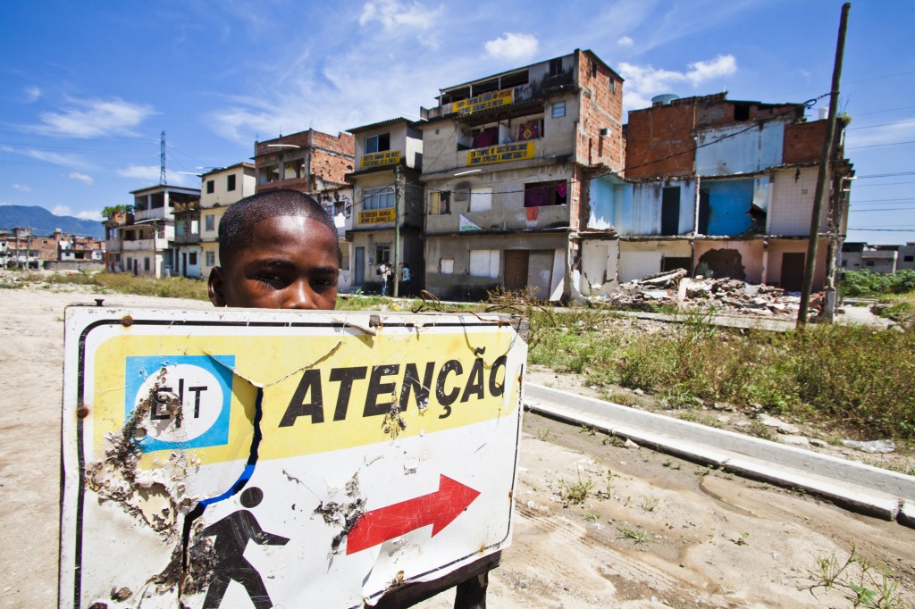 Demolished homes & inhabited homes in Beira Rio, Manguinhos. Photo by AF Rodrigues