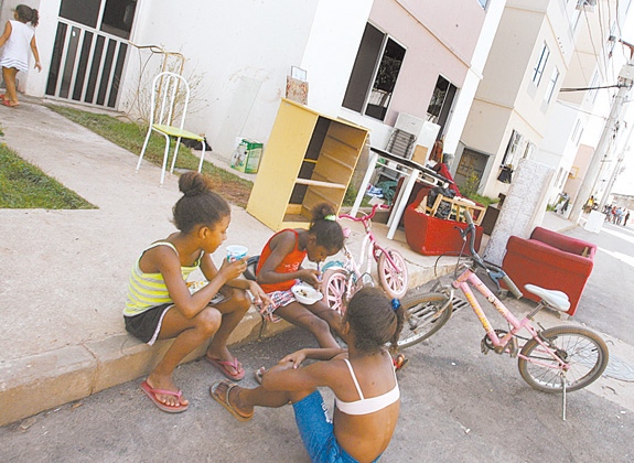 Children are forced to eat on the pavement because the storm flooded apartments and destroyed furniture. Photo by Alexandre Vieira / Agência O Dia