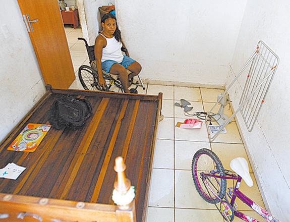 In wheelchair user Sirlene's apartment, the floor is flooded and watermarks are on the wall. Photo by Alexandre Vieira / Agência O Dia