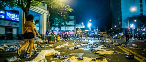 Tons of trash is left on the streets of Rio during carnival. Photo by Mídia Ninja